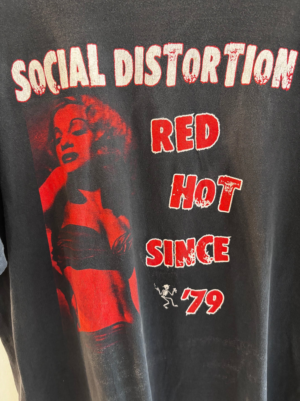 Authentic vintage Y2K Social Distortion "Red Hot Since '79" Graphic Tee
